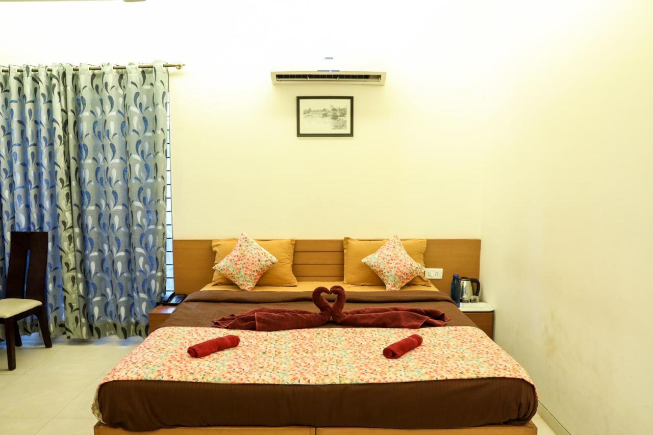 Surya Kiran Miramar Bed & Breakfast ปณชี ภายนอก รูปภาพ