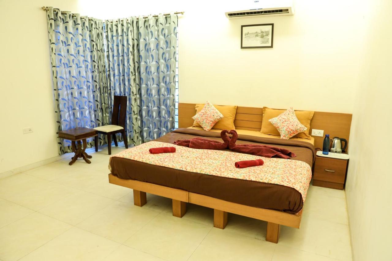 Surya Kiran Miramar Bed & Breakfast ปณชี ภายนอก รูปภาพ