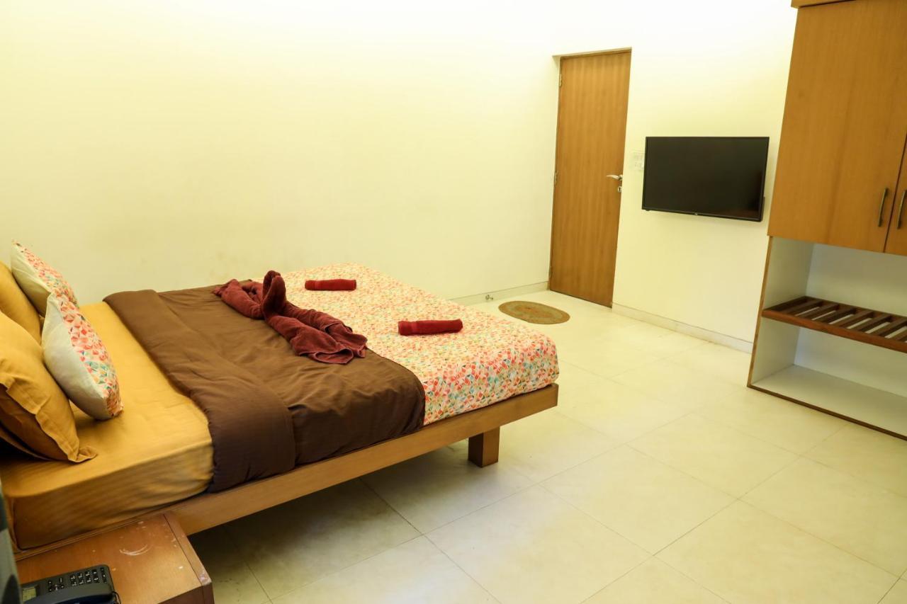 Surya Kiran Miramar Bed & Breakfast ปณชี ภายนอก รูปภาพ