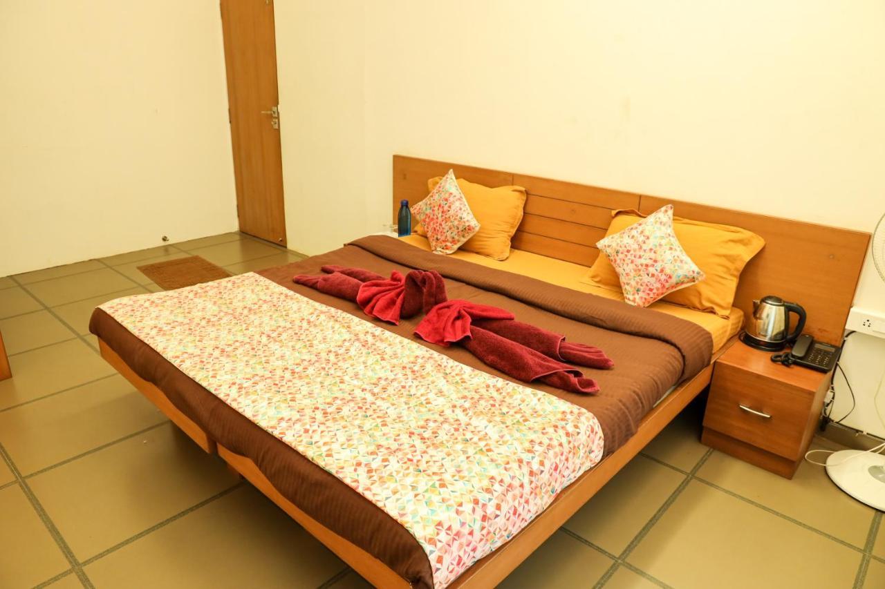 Surya Kiran Miramar Bed & Breakfast ปณชี ภายนอก รูปภาพ